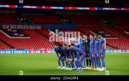 Rangée arrière, de gauche à droite, Reece James d'Angleterre, Michael Keane, Nick Pope, Harry Maguire, Dominic Calvert-Lewin, Tyrone Mings. Première rangée, de gauche à droite, Mason Mount en Angleterre, Bukayo Saka, Jack Grealish, Harry Winks et Jadon Sancho font la queue avant le stade international de Wembley, Londres. Banque D'Images