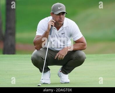 Augusta, États-Unis. 12 novembre 2020. Brooks Koepka fait la queue lors de la première partie du tournoi de golf Masters 2020 au Augusta National Golf Club, en Géorgie, le jeudi 12 novembre 2020. Photo de Kevin Dietsch/UPI crédit: UPI/Alay Live News Banque D'Images