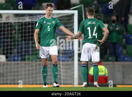 Jonny Evans (à gauche) et Stuart Dallas, d'Irlande du Nord, réagissent après le match des finales de l'UEFA Euro 2020 à Windsor Park, Belfast. Banque D'Images