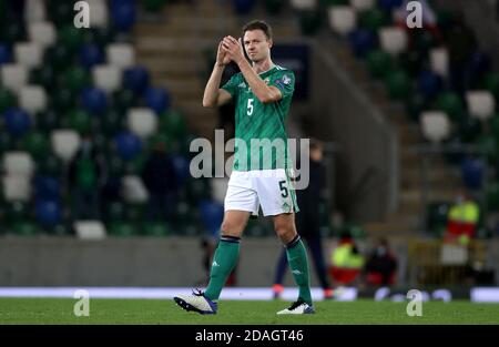 Jonny Evans, d'Irlande du Nord, réagit après le match des finales de l'UEFA Euro 2020 à Windsor Park, à Belfast. Banque D'Images