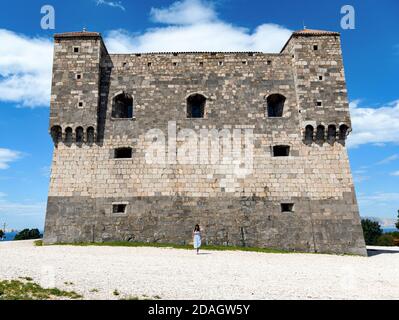 Jeune femme caucasienne se posant debout près de la forteresse de Nehaj à Senj, Croatie Banque D'Images