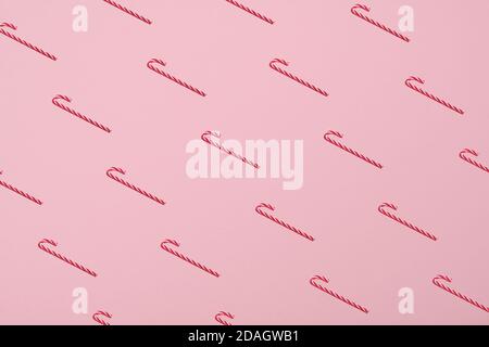 Motif de Cannes sur fond rose pastel. Style minimaliste. Concept de Noël. Banque D'Images