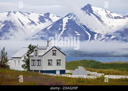 Maison à Dalvik en face du paysage de montagne, Islande, Dalvik Banque D'Images