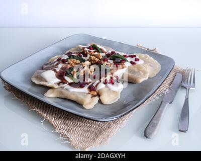 boulettes sur une assiette arrosées de noix, chocolat et décorées de feuilles de menthe fraîche Banque D'Images