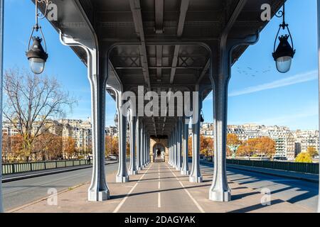 Piste cyclable sur le pont Bir-Hakeim - Paris Banque D'Images