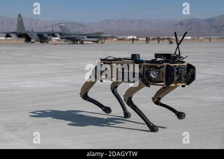 Un véhicule terrestre sans pilote Q-UGV fantôme de la Force aérienne américaine, connu sous le nom de chien robotique, est testé lors de l'exercice du système avancé de gestion de combat à la base aérienne de Nellis le 1er septembre 2020 à Las Vegas, Nevada. Banque D'Images