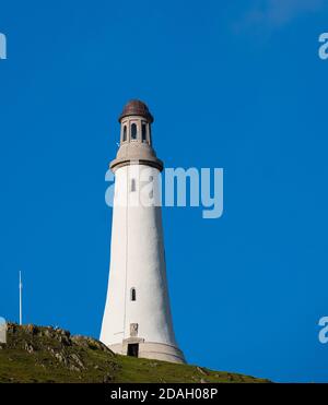 Le Monument Sir John Barrow sur Hoad Hill, Ulverston, un après-midi d'automne brillant. Banque D'Images