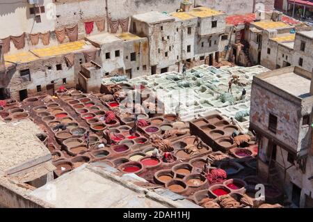 Chouara Tannery, une des plus anciennes tanneries du monde, Fès, Maroc Banque D'Images