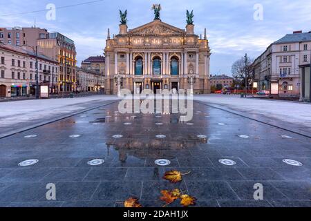 Vue panoramique nocturne du théâtre Lviv de l'Opéra et du Ballet, Ukraine Banque D'Images