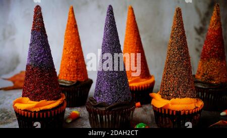 Halloween – Cupcakes à chapeau de sorcière, mise au point sélective Banque D'Images