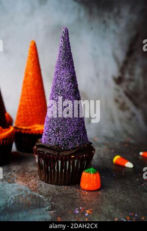 Halloween – Cupcakes à chapeau de sorcière, mise au point sélective Banque D'Images