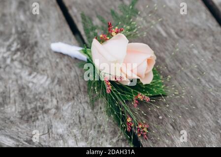 Élégante boutonnière de mariage sur parquet. Banque D'Images