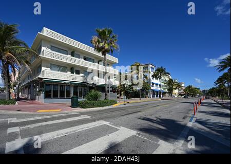 Miami Beach, Floride - le 22 mars 2020 - Ocean Drive semble vide car les hôtels, les restaurants et la plage sont fermés en raison d'une pandémie du coronavirus. Banque D'Images
