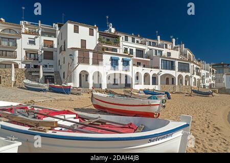 BATEAUX DE PÊCHE PORT BO BEACH CALELLA DE PALAFRUGELL COSTA BRAVA CATALOGNE ESPAGNE Banque D'Images