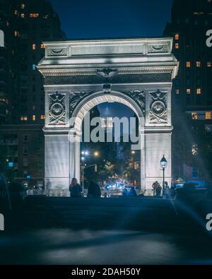 Washington Square Arch la nuit, à Manhattan, New York Banque D'Images