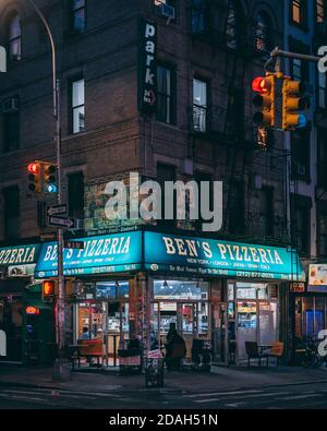 Bens Pizzeria la nuit, dans le West Village, Manhattan, New York City Banque D'Images