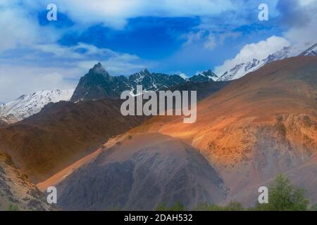 Montagne himalayenne colline du tigre ou point du tigre, zone de guerre de Kargil guerre 1999, opération Vijay, a combattu entre le Pakistan et l'Inde. L'Inde a gagné la bataille. Banque D'Images