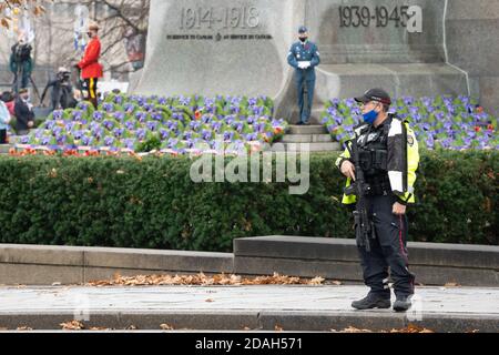 Un policier visiblement armé empêche le grand public d'assister à la cérémonie du jour du souvenir à Ottawa en raison de la COVID-19. Banque D'Images
