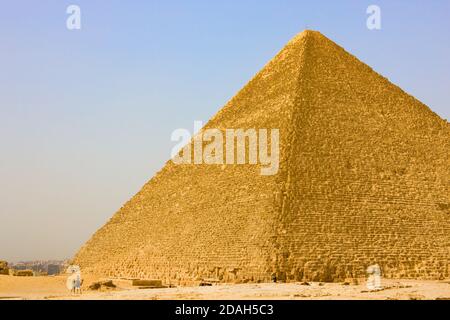 La Grande Pyramide de Gizeh, site classé au patrimoine mondial de l'UNESCO, Gizeh, gouvernorat du Caire, Égypte Banque D'Images