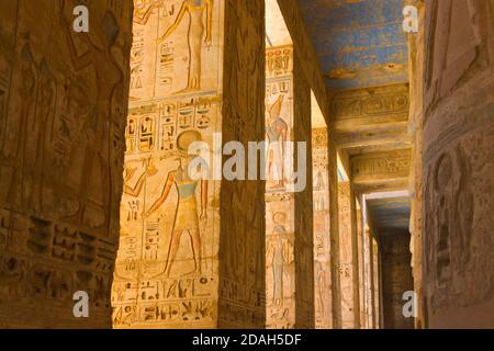 Temple mortuaire de Ramsès III à Medinet Habu, Louxor, Égypte Banque D'Images