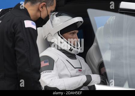 Kennedy Space Center, Floride, États-Unis. 12 novembre 2020. Les astronautes de la NASA Mike Hopkins, Victor Glover, Shannon Walker et l'astronaute de l'Agence japonaise d'exploration aérospatiale (JAXA) Soichi Noguchi, qui portent des espaces SpaceX, sont considérés comme se préparant à quitter le bâtiment Neil A. Armstrong Operations and Checkout pour le complexe de lancement 39A lors d'une répétition avant le lancement de la mission Crew-1. Le 12 novembre 2020, au Kennedy Space Center de la NASA, en Floride. Crédit : UPI/Alay Live News Banque D'Images