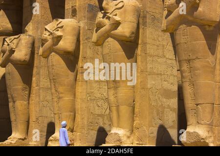 Homme arabe dans le Ramesseum, temple commémoratif du Pharaon Ramsès II, site classé au patrimoine mondial de l'UNESCO, Louxor, Égypte Banque D'Images