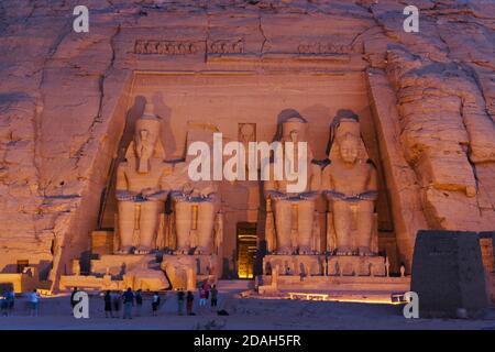 Vue nocturne des personnages humains à l'entrée du Grand Temple, Temple d'Abu Simbel, site classé au patrimoine mondial de l'UNESCO, gouvernorat d'Assouan, Égypte Banque D'Images