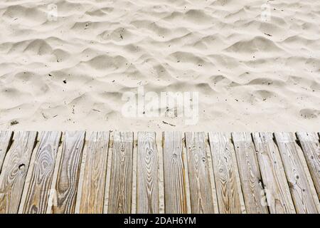 Promenade en bois sur sable blanc de la plage. Vue grand angle. Banque D'Images