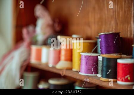 salle de couture avec plusieurs couleurs et types de fil Banque D'Images