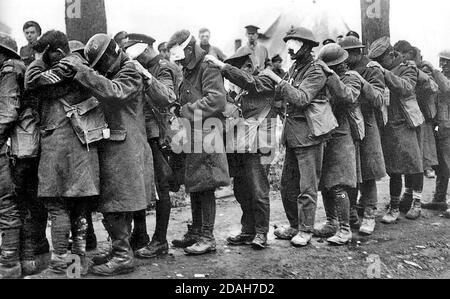 La 55e Division (West Lancashire) hommes aveuglés par les gaz lacrymogènes attendre traitement à un poste de secours avancé près de Bethune au cours de la bataille de'Estaires, 10 avril 1918, une partie de l'offensive allemande en Flandre. Banque D'Images