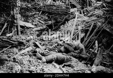 Frapune la tranchée allemande sur Messines Ridge avec des morts pendant Première Guerre mondiale Banque D'Images