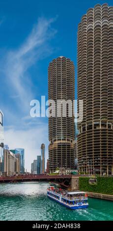 Marina City et la rivière Chicago avec une rivière bateau de croisière Banque D'Images