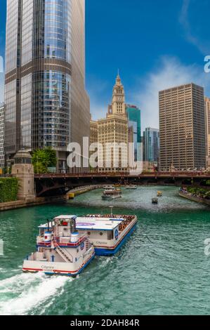 Bateau de croisière architectural sur le fleuve Chicago Banque D'Images