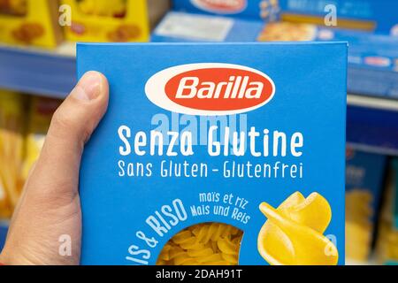 Tyumen, Russie-07 novembre 2020: Supermarché avec des pâtes Barilla, la plus célèbre marque italienne de pâtes Banque D'Images