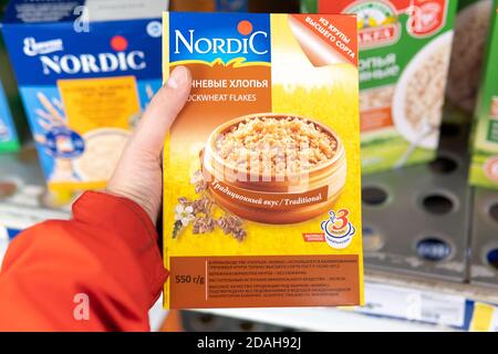 Tyumen, Russie-07 novembre 2020: Elovena la firme Nordic. Flocons d'avoine sans gluten Banque D'Images