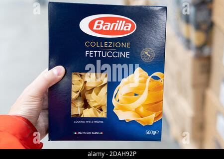 Tyumen, Russie-07 novembre 2020: Barilla fettuccine acheter des pâtes dans un hypermarché Banque D'Images