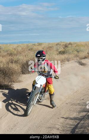 Cycliste conduisant un vélo d'époque de la poussière de Bultaco Banque D'Images