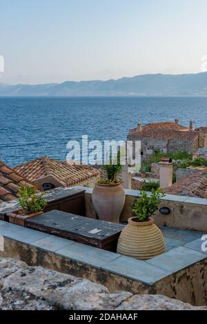 Vue sur le château médiéval de Monemvasia, Lakonia, Péloponnèse, Grèce Banque D'Images