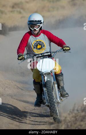 Cycliste conduisant un vélo d'époque de la poussière de Bultaco Banque D'Images