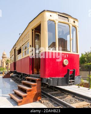 Extérieur du tramway d'époque avec des escaliers en bois près des portes ouvertes situé sur les rails le jour ensoleillé sur la rue de la ville Banque D'Images