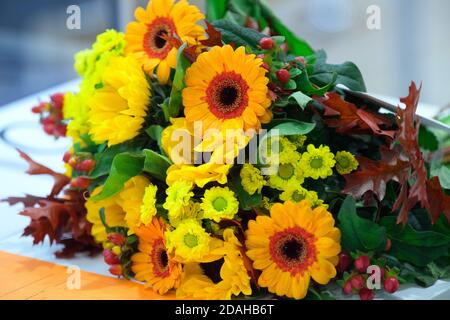 Potsdam, Allemagne. 12 novembre 2020. Un bouquet de fleurs automnales est placé sur la table d'un député comme un bouquet d'anniversaire. Credit: Soeren Stache/dpa-Zentralbild/ZB/dpa/Alay Live News Banque D'Images