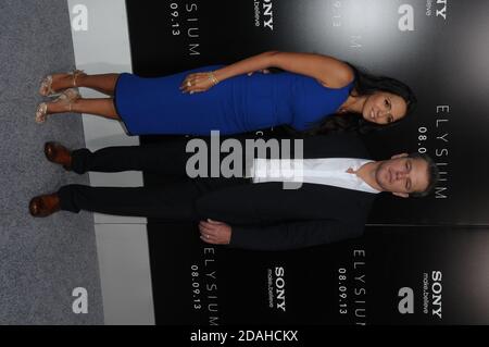 Matt Damon, Luciana Barroso à ELYSIUM Premiere, Regency Village Theatre à Westwood, Los Angeles, CA 08/07/2013. Banque D'Images