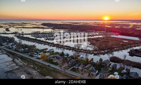 12 2020 nov Turkey point Ontario Canada aérien au coucher du soleil vue sur le soleil à l'automne 2020. Luke Durda/Alamy Banque D'Images