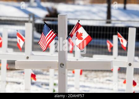 Calgary (Alberta) le 11 novembre 2020 - des milliers de croix alignées ligne par ligne le long de la promenade Memorial commémorent les soldats canadiens qui ont été tués Banque D'Images