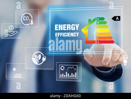 Classe d'efficacité énergétique et rénovation éco-domiciliaire performances d'isolation, maison écologique à faible consommation, concept de développement durable avec expert Banque D'Images