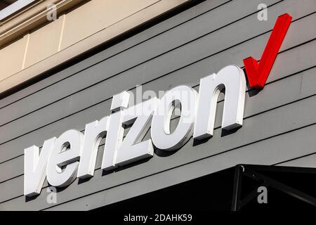 Perrysburg, États-Unis. 12 novembre 2020. Logo Verizon vu dans l'un de leurs magasins. Crédit : SOPA Images Limited/Alamy Live News Banque D'Images