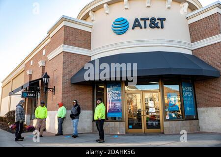 Perrysburg, États-Unis. 12 novembre 2020. LOGO AT&T vu dans l'un de leurs magasins. Crédit : SOPA Images Limited/Alamy Live News Banque D'Images