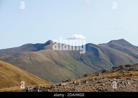 Le Munro Mullach Fraoch-choire à la distance de Sgurr Gaorsaic , Morvich, Écosse. Banque D'Images