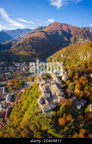 Vue aérienne du mont Sacro de Varallo Sesia, district de Vercelli, Piémont, Italie, Europe. Banque D'Images