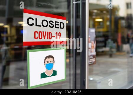 Désolé, nous avons fermé l'affiche. Image grunge accrochée à une porte en verre sale Banque D'Images